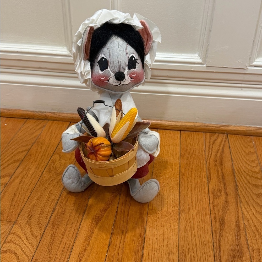 Annalee mobalite Thanksgiving pilgrim mouse harvest basket decor 1965 USA